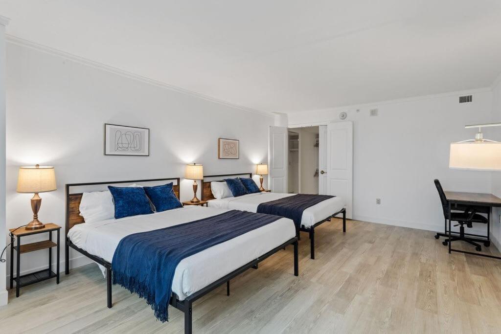 Stylish 2br 3ba Cozysuites At Showboat *