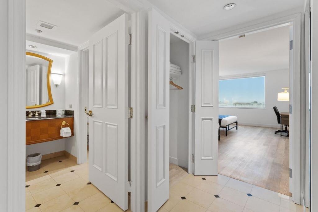 Stylish 2br 3ba Cozysuites At Showboat