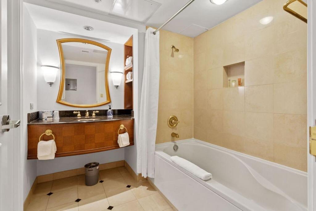 Stylish 2br 3ba Cozysuites At Showboat