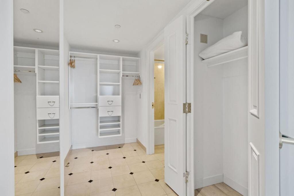 Apartment Stylish 2br 3ba Cozysuites At Showboat