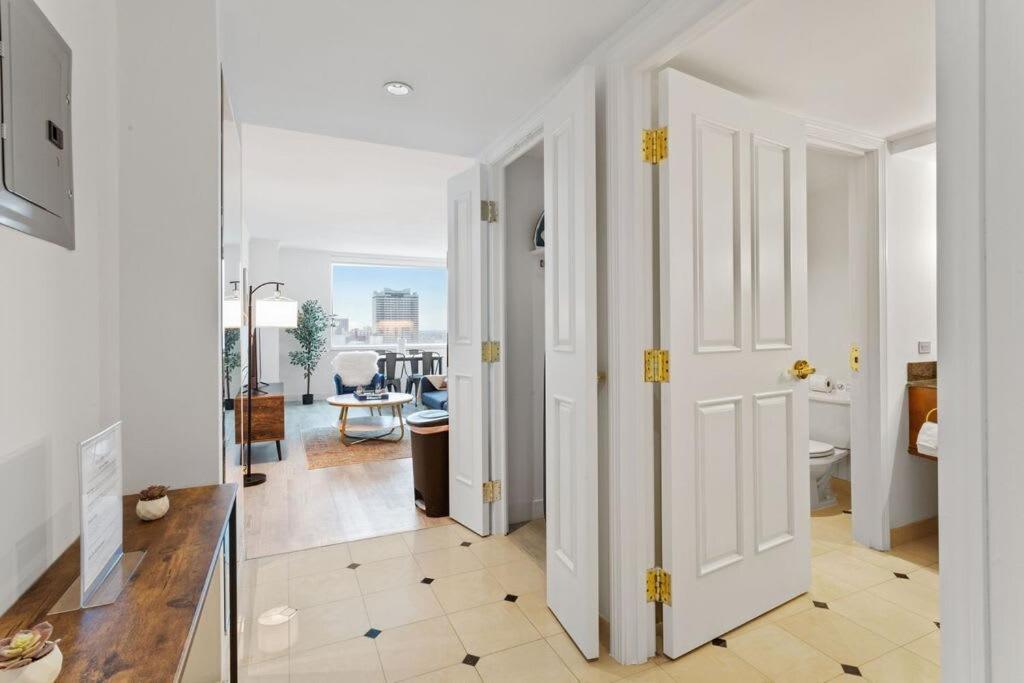 Stylish 2br 3ba Cozysuites At Showboat