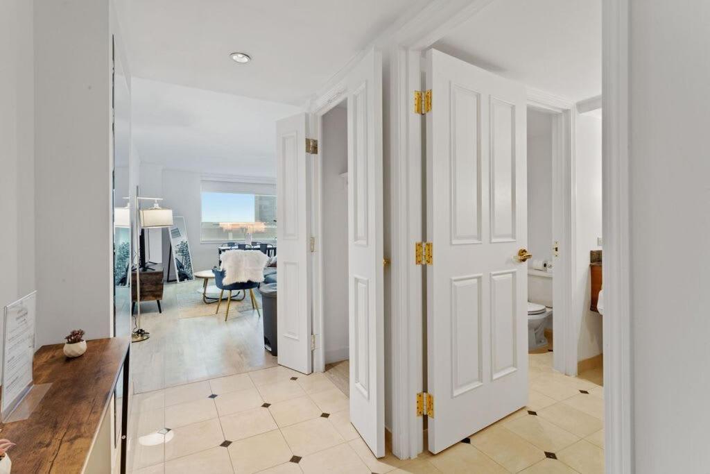 Stylish 2br 3ba Cozysuites At Showboat Apartment